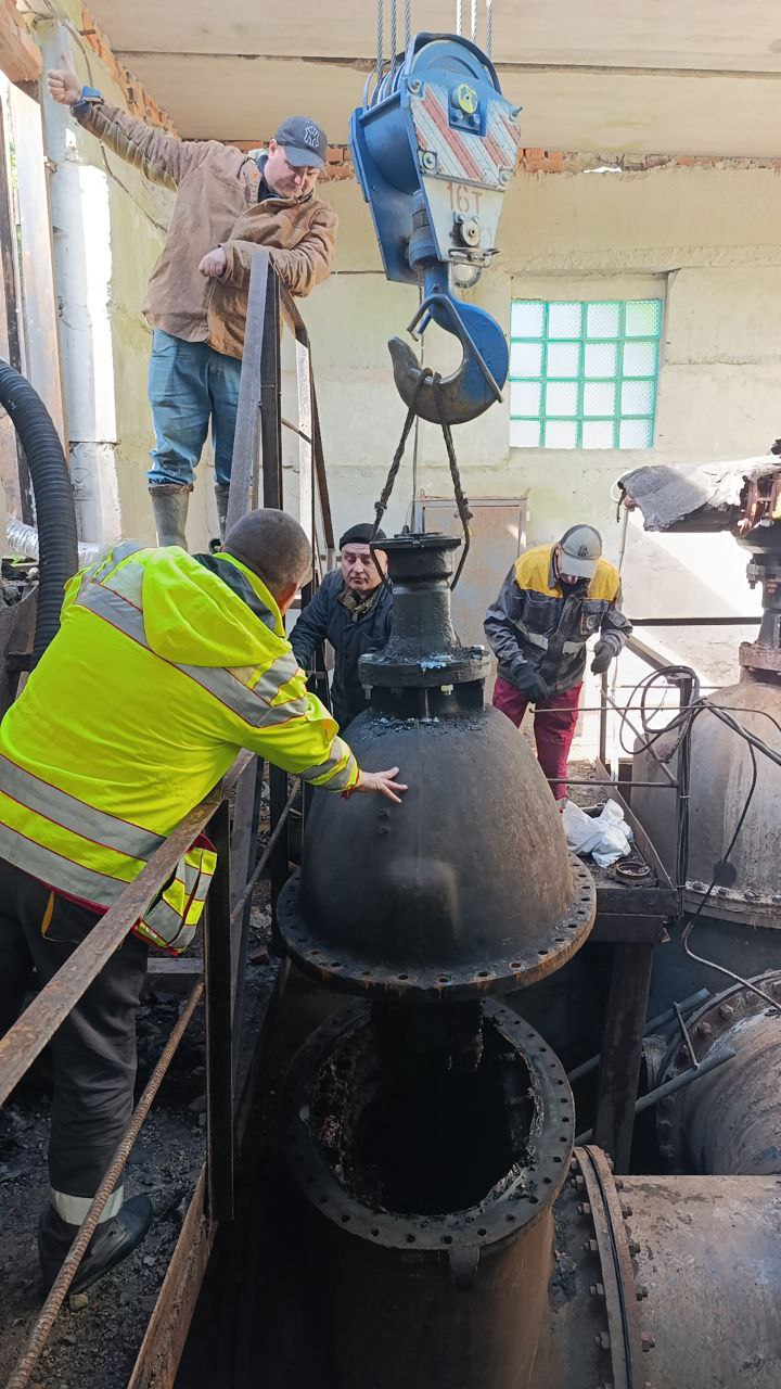 Житомир без води: водоканалівці показали як ремонтують насосну станцію